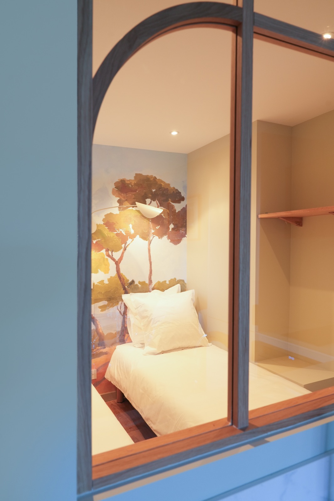 Chambre 2, fresque de pin, vue à travers la verrine