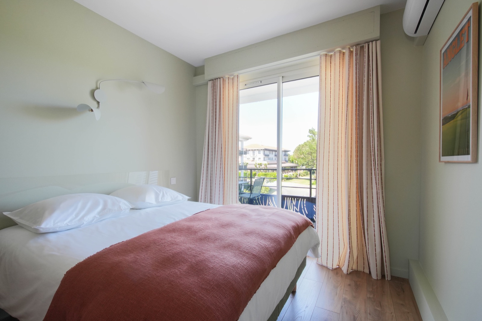 Chambre principale, rideaux rayés, vue terrasse
